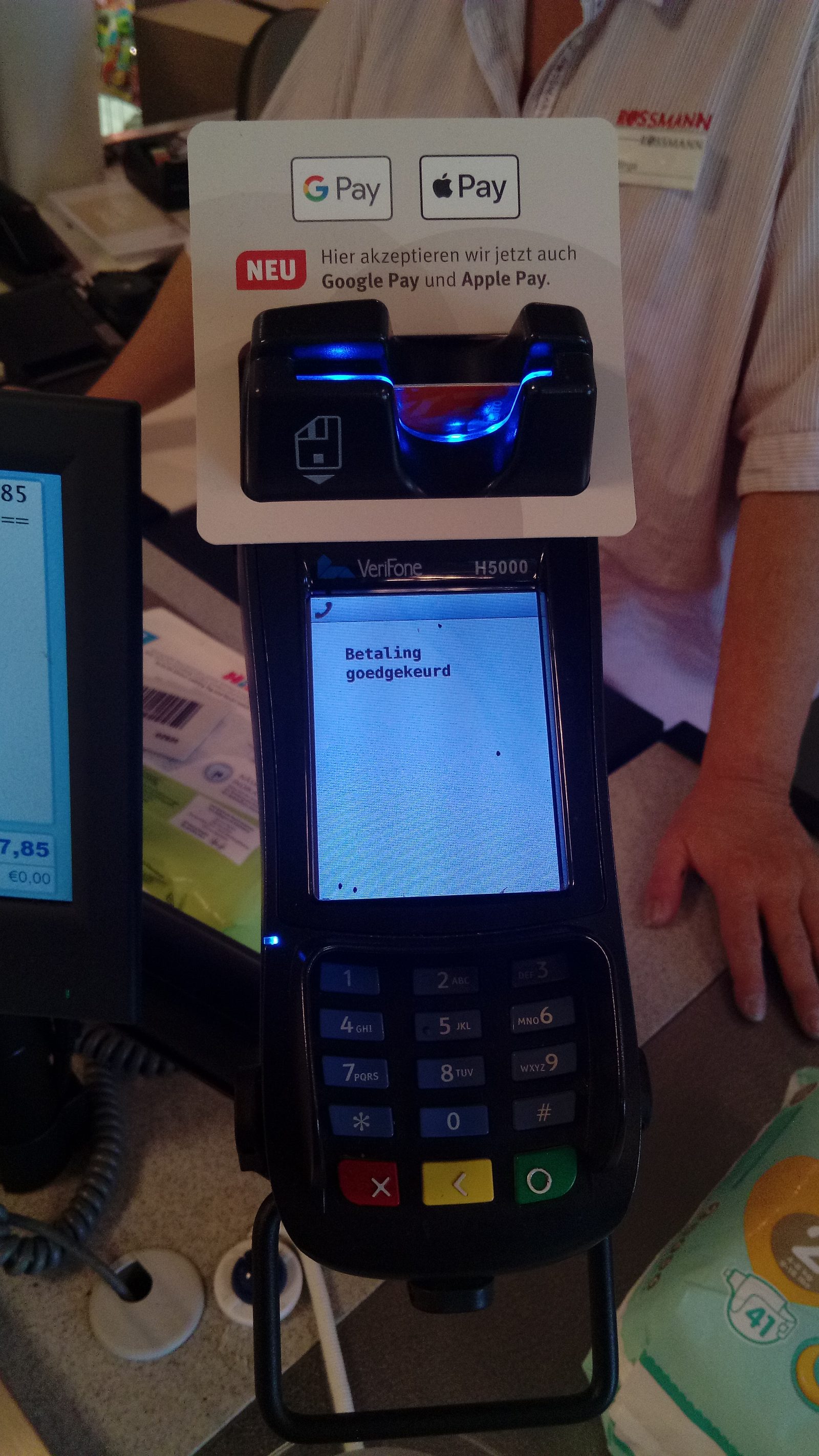 Payment terminal showing Apple Pay and Google Pay contactless options