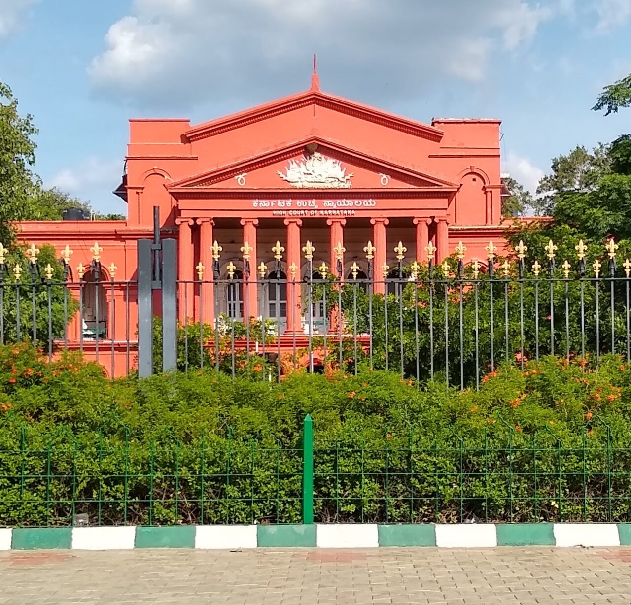 பெங்களூருவில் உள்ள கர்நாடக உயர் நீதிமன்ற கட்டிடமான அட்டாரா கச்சேரி